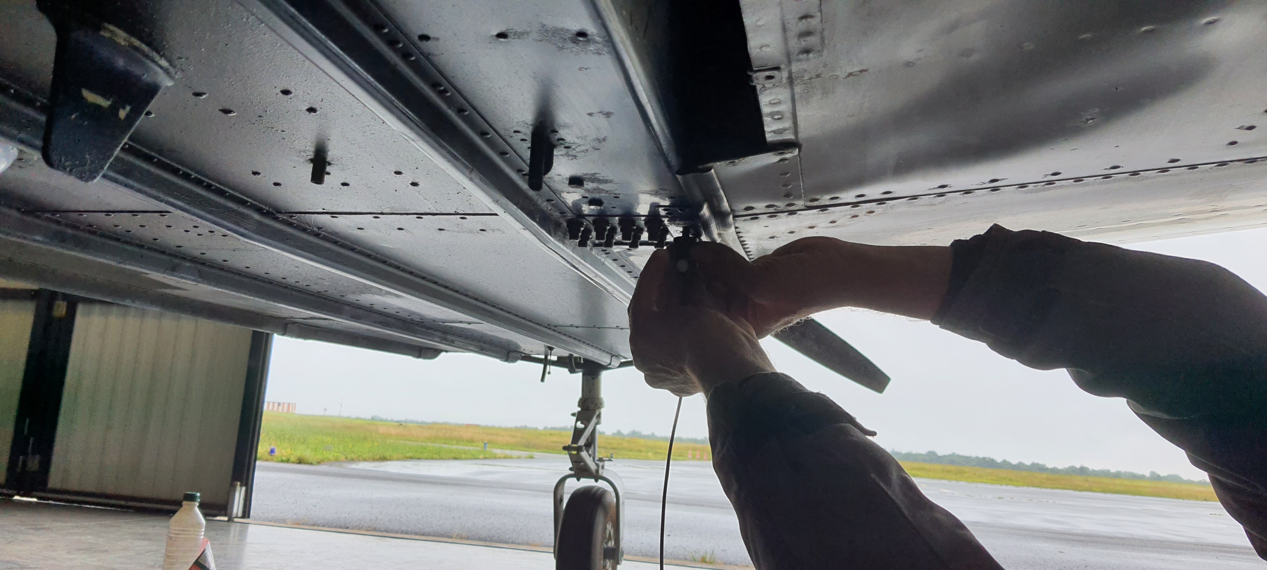 Intervention sur un PA28 vérification des alésages de vis - Airservices France