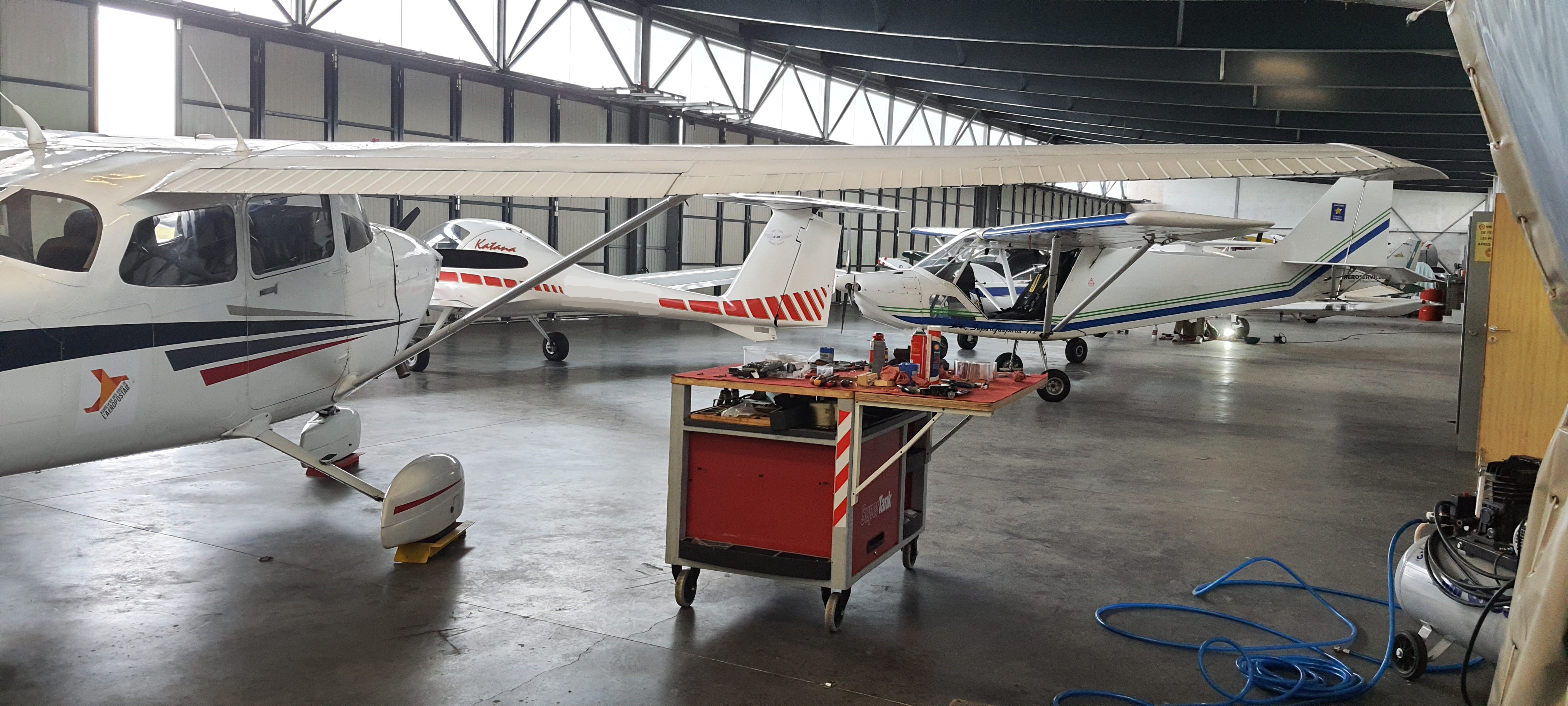 Hangar de maintenance aéronautique - photo prise par Airservices France